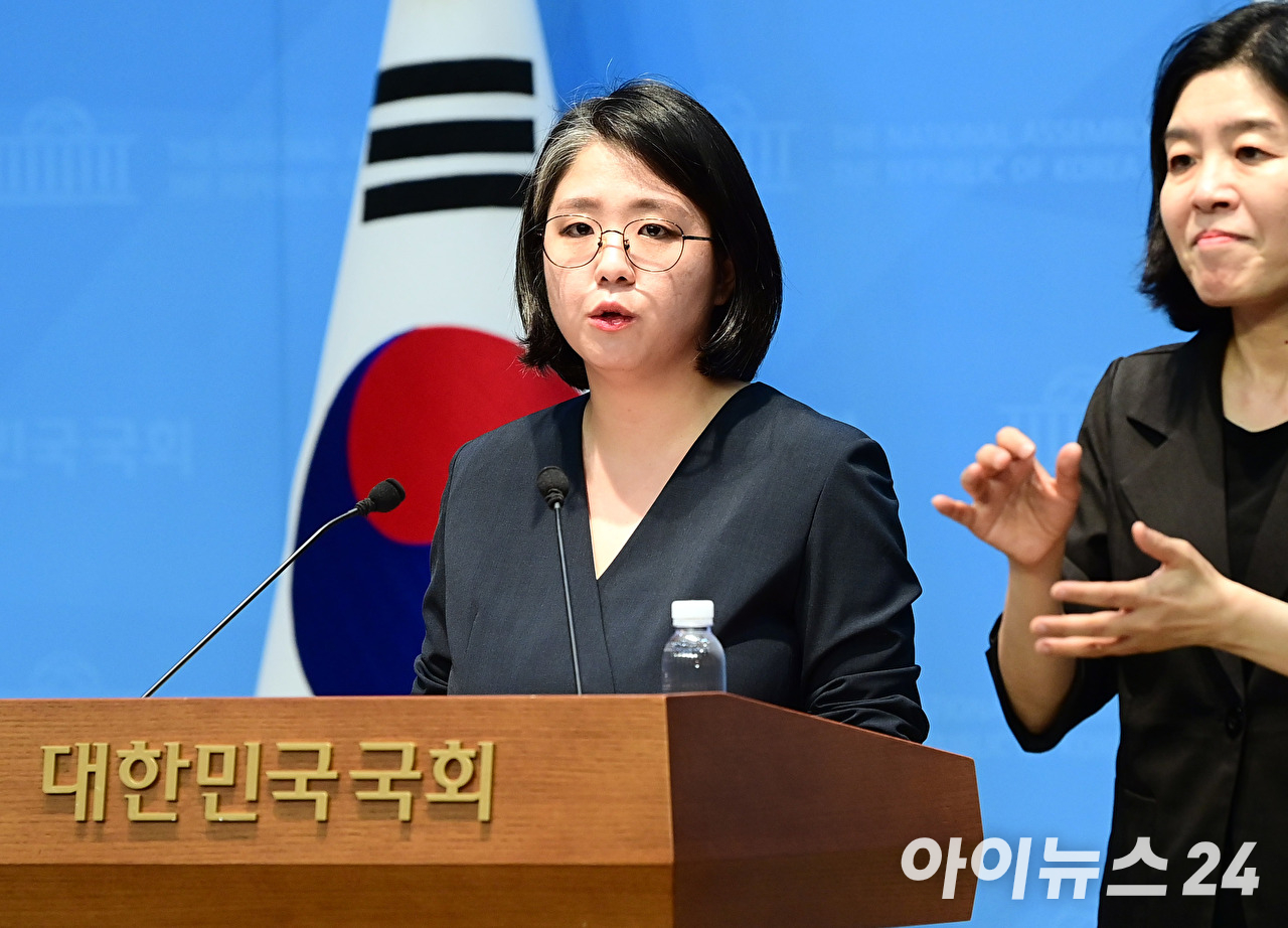용혜인 성평등가족부 장관 후보자가 10일 서울 여의도 국회 소통관에서 입장 발표 기자회견을 하고 있다. [사진=정소희 기자]