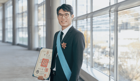 동탑산업훈장을 받은 송청기 SK하이닉스 TL. [사진=SK하이닉스 뉴스룸]