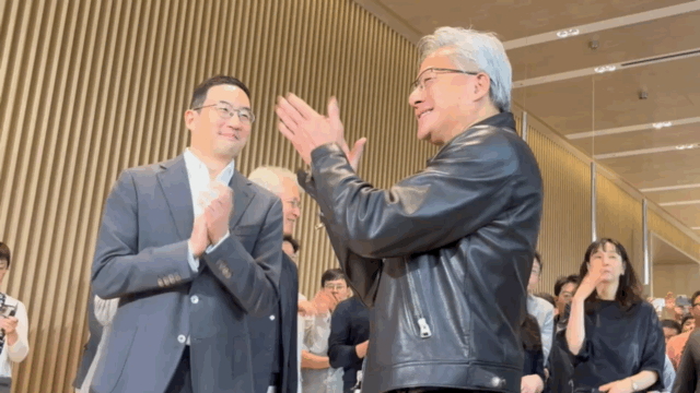 구광모 LG그룹 회장과 젠슨 황 엔비디아 최고경영자(CEO)가 8일 오전 서울 영등포구 여의도 LG트윈타워에서 1시간 회동한 뒤 악수를 하고 있다. [사진=권서아 기자]