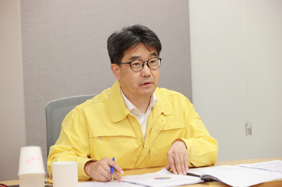 김성섭 중소벤처기업부 차관이 18일 세종청사에서 여름철 집중호우 태풍 대비 사전점검 회의를 주재하고 있다. [사진=중소벤처기업부]