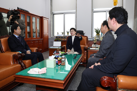  임이자 재정경제기획위원회 위원장이 4일 국회 재경위원장실에서 구윤철 부총리 겸 재정경제부 장관과 면담하고 있다. 2026.2.4 [공동취재] [사진=연합뉴스]