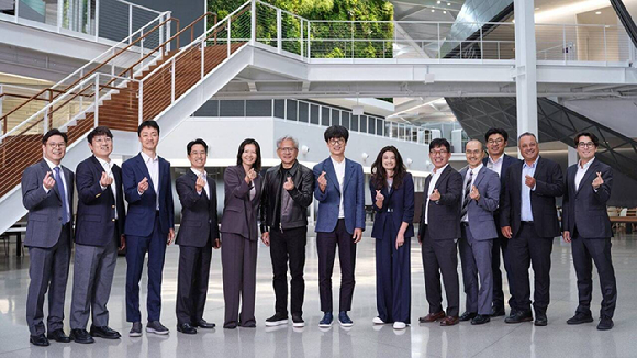 미국 캘리포니아주 산타클라라에 위치한 엔비디아 본사에서 엔비디아 창립자 겸 CEO 젠슨 황과 삼성전자 이재용 회장이 기념사진을 촬영하고 있다. [사진=엔비디아]
