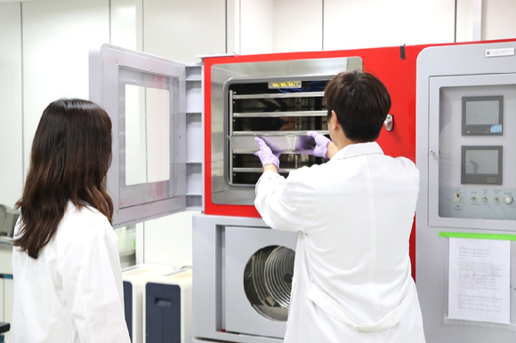 hy중양연구소 연구진들이 녹용유산균발효분말 소재를 연구하고 있다. [사진=hy 제공]