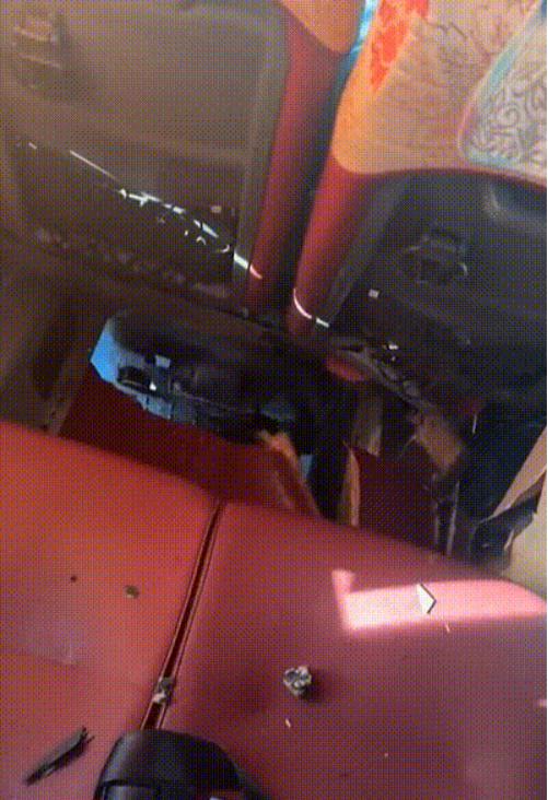 수십 명의 대학생을 태운 통학버스가 고속도로를 달리던 도중 타이어가 터졌음에도 멈추지 않고 계속 주행해 논란이 되고 있다. 사진은 사고 당시 버스 모습. [사진=MBC]