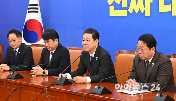 김병기 더불어민주당 원내대표가 30일 서울 여의도 국회에서 열린 원내대책회의에 사퇴의사를 밝히고 있다. [사진=곽영래 기자]