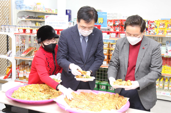 홍원식 하이투자증권 사장(사진 가운데), 최호권 영등포구청장(오른쪽) 등이 전을 포장하고 있다. [사진=하이투자증권]