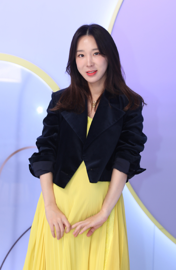 가수 이지혜가 15일 온라인으로 진행된 MBN 예능프로그램 '돌싱글즈2' 제작발표회에 참석해 포즈를 취하고 있다. [사진=MBN]