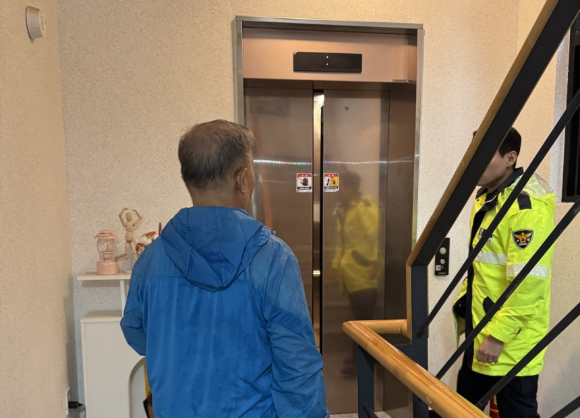 추석 당일 강변북로를 배회하던 중증 치매질환자 A씨. [사진=마포경찰서]