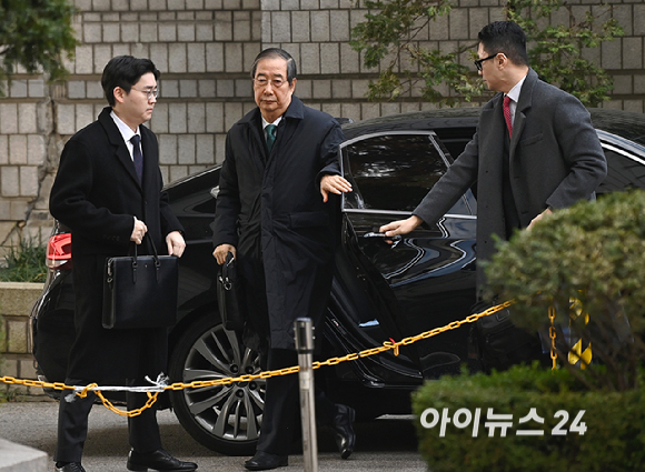 내란 방조 및 내란 중요임무 종사 혐의를 받는 한덕수 전 국무총리가 26일 서울중앙지법에서 열린 결심 공판에 출석하고 있다. [사진=곽영래 기자]