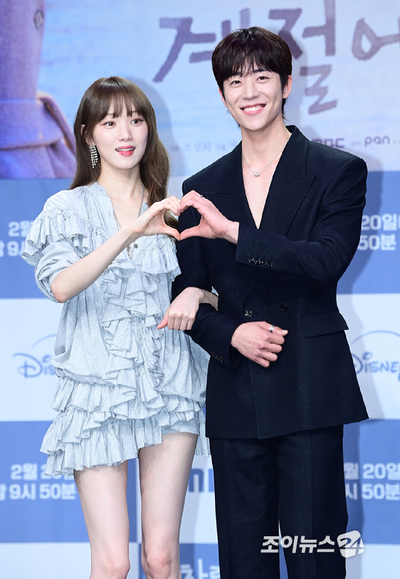 배우 이성경과 채종협이 19일 오후 서울 마포구 상암동 MBC 골든마우스홀에서 열린 MBC 새 금토드라마 '찬란한 너의 계절에' 제작발표회에 참석하고 있다. [사진=정소희 기자]