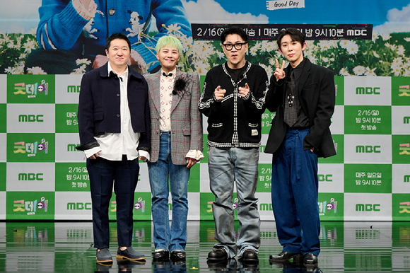 지드래곤과 정형돈, 코드쿤스트, 데프콘이 13일 오후 서울 상암 MBC 골든마우스홀에서 열린 MBC 신규 예능 '굿데이(Good Day)' 제작발표회에 참석해 포즈를 취하고 있다. [사진=MBC]