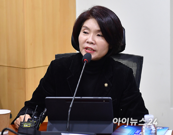 한정애 더불어민주당 정책위의장이 3일 서울 여의도 국회 의원회관에서 열린 이란사태 관련 당&middot;정간담회에서 발언하고 있다. [사진=곽영래 기자]