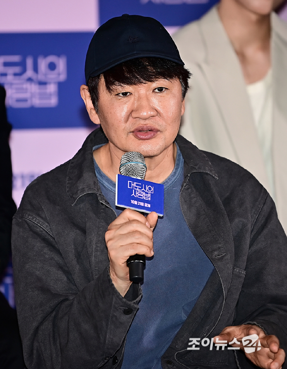 허진호 감독이 16일 오후 서울 용산구 CGV 용산아이파크몰에서 열린 드라마 '대도시의 사랑법' 기자간담회에서 인사말을 하고 있다. [사진=곽영래 기자]