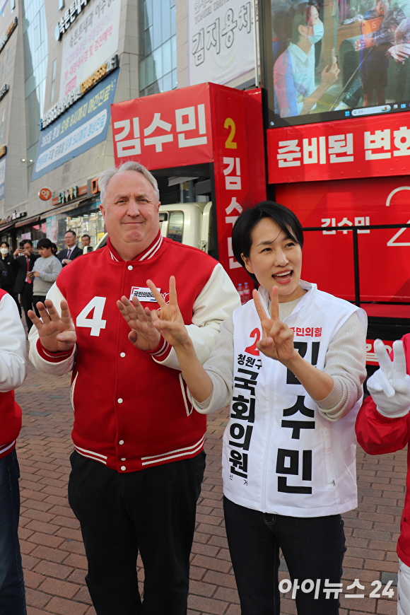 인요한(왼쪽) 국민의미래 선거대책위원장이 1일 청주시 청원구 주중동에서 국민의힘 김수민 청주 청원 국회의원 후보와 함께 거리인사를 하고 있다. [사진=한준성 기자]