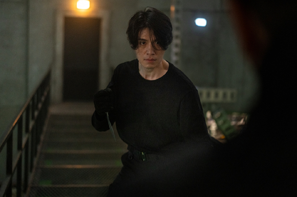 '킬러들의 쇼핑몰 시즌2'에 출연한 배우 이동욱이 인터뷰에 앞서 사진촬영을 하고 있다. [사진=킹콩 by 스타쉽]