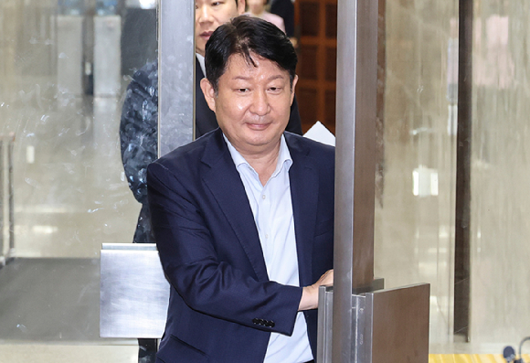 국민의힘 권영진 의원이 29일 국회에서 열린 의총을 마친 뒤 이동하고 있다. [사진=연합뉴스]