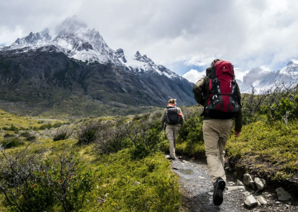 베트남에서 등산 도중 길을 잃은 19세 대학생이 초코파이와 계곡물로 버티며 37시간 넘게 생존한 끝에 구조된 사연이 알려졌다. 사진은 AI 생성 이미지로, 본 기사 내용과 무관. [사진=챗GPT]