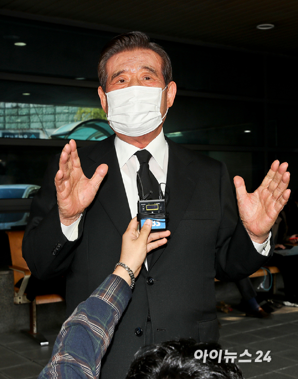 한광욱 전 청와대 비서실장이 29일 서울 종로구 서울대병원 장례식장에 마련된 고(故) 노태우 전 대통령 빈소를 찾아 조문을 하고 있다.[사진=사진공동취재단]