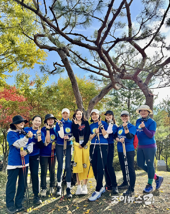 배우 고우리와 한국노르딕워킹협회 회원들이 19일 서울 종로구 부암동 윤동주 시인의언덕(청운공원)에서 진행된 조이뉴스24가 주최하는 '스타 고우리와 함께 하는 제10회 희망찾기 등산·트레킹 교실'에서 기념촬영을 하고 있다.