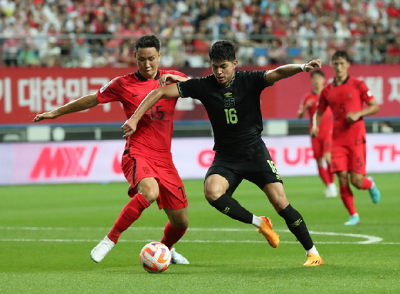 지난해 6월 20일 오후 대전 유성구 대전월드컵경기장에서 열린 축구 국가대표팀 A매치 평가전 대한민국과 엘살바도르의 경기, 한국 정승현이 볼다툼 하고 있다. [사진=뉴시스]