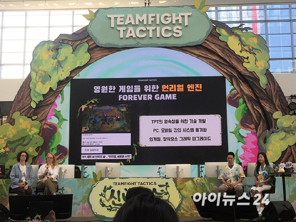 (좌측부터) 아만다 잭슨 TFT 소셜 미디어 리드 겸 '신비의 숲' 커뮤니티 리드, 브리짓 브레넌 TFT 크리에이티브 프로덕션 총괄, 김준우 TFT 한국 퍼블리싱 리드, 정하림 TFT 커뮤니티 매니저. [사진=문영수 기자]
