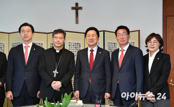 김기현 국민의힘 대표가 18일 오후 서울 중구 명동 천주교 서울대교구청을 찾아 서울대교구장 정순택 대주교를 예방, 참석자들과 기념촬영을 하고 있다. 왼쪽부터 천주교 서울대교구 문화홍보국장 최광희 신부, 사무처장 정영진 신부, 강민국 국민의힘 수석대변인, 정 대주교, 김 대표, 국민의힘 김상훈 의원, 양금희 의원. [사진=김성진 기자]