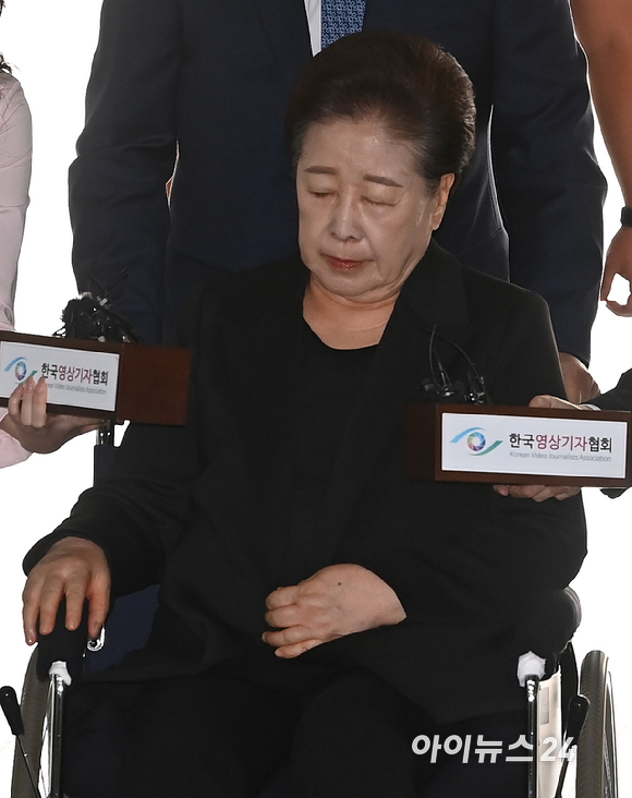 권성동 국민의힘 의원에게 불법 정치자금을 전달한 혐의 등을 받고 있는 한학자 통일교 총재가 22일 서울 서초구 서울중앙지법으로 구속 전 피의자 심문(영장실질심사)에 출석하고 있다. [사진=곽영래 기자]