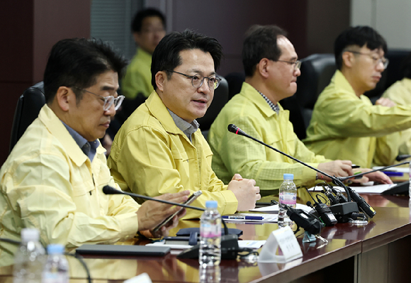 문신학 산업통상부 1차관 등이 3일 이란 전쟁 관련 긴급 회의를 진행하고 있다. [사진=연합뉴스]