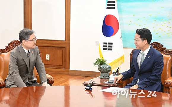 조현 외교부 장관이 19일 서울 여의도 국회에서 조정식 국회의장을 예방하고 있다. [사진=곽영래 기자]