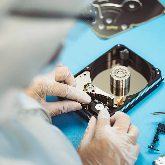 씨게이트의 HDD를 만드는 모습. [사진=씨게이트]