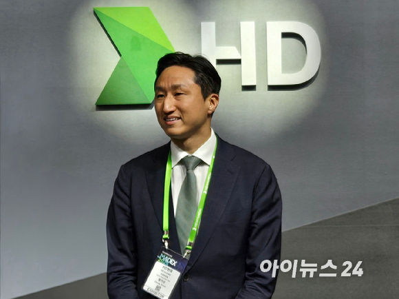 지난 5월 28일 부산 벡스코에서 진행된&nbsp;'국제해양방위산업전(MADEX) 2025'에 참석한 정기선 HD현대 회장. [사진=최란 기자]