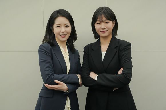 웨이브 오리지널 '베팅 온 팩트' 출연자 강전애, 박성민이 인터뷰를 진행했다. [사진=웨이브 ]