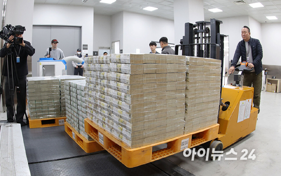 민족 대명절 설을 앞둔 11일 서울 중구 한국은행 본점에서 직원들이 시중은행으로 공급될 설 자금 방출 작업을 하고 있다. 2026.2.11 [사진=사진공동취재단]
