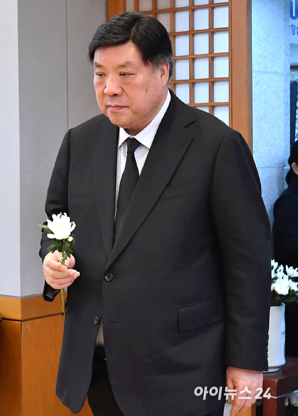 서정진 셀트리온그룹 회장이 28일 오전 서울 종로구 서울대학교병원 장례식장에 마련된 故 이해찬 전 국무총리의 빈소에서 조문을 하고 있다. [사진=곽영래 기자]