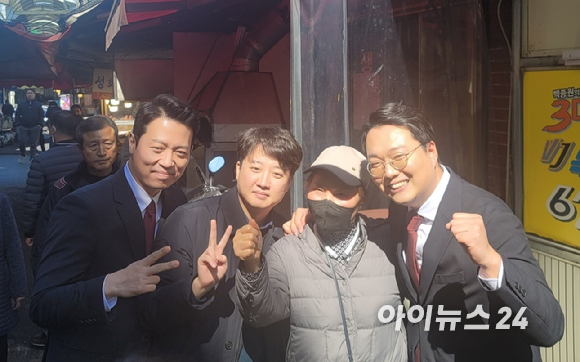 이기인 국민의힘 청년최고위원 후보, 이준석 전 대표, 천하람 당대표 후보가 28일 대구 북구 칠성시장에서 한 시민과 사진을 찍고 있다. [사진=정호영 기자]