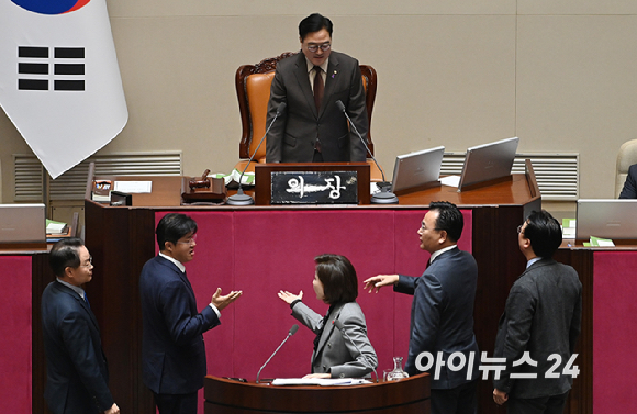 나경원 국민의힘 의원이 9일 서울 여의도 국회에서 열린 제429회국회(정기회) 제16차 본회의에서 가맹사업거래의 공정화에 관한 법률 일부개정법률안에 대한 무제한 토론(필리버스터)을 하는 가운데 여야 의원들이 충돌하고 있다. [사진=곽영래 기자]