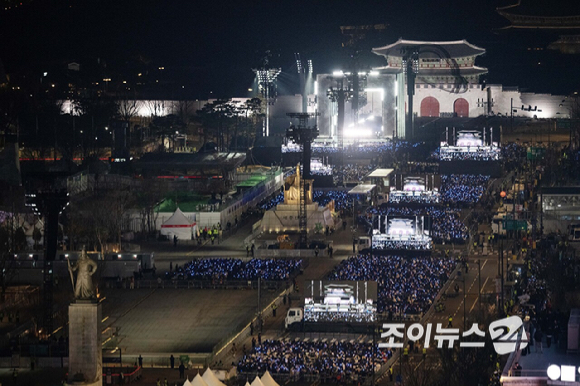 방탄소년단(BTS)이 21일 오후 서울 광화문 광장에서 정규 5집 '아리랑(ARIRANG)' 앨범 발매를 기념해 컴백 무대를 선보이고 있다. [사진=사진공동취재단]