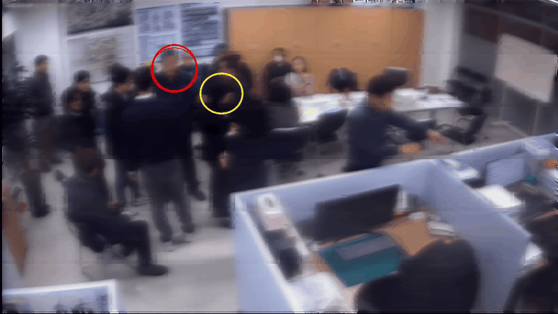 재개발정비사업조합 사무실 폐쇄회로(CC)TV 화면. 붉은색이 A씨, 노란색이 B씨다.[사진=송대성 기자]