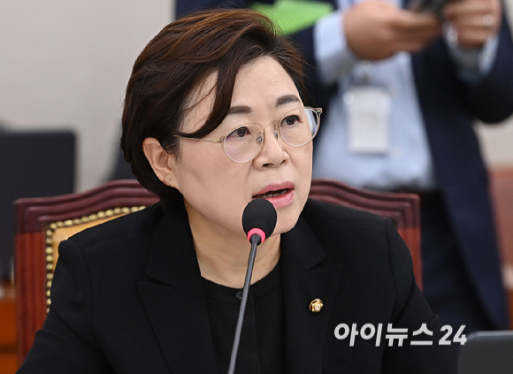 김정재 국민의힘 의원이 13일 서울 여의도 국회 국토교통위원회에서 열린 국토교통부 등에 대한 국정감사에서 지난 본회의 중 '호남에는 불이 안 나나'라는 발언에 대해 사과하고 있다. [사진=곽영래 기자]