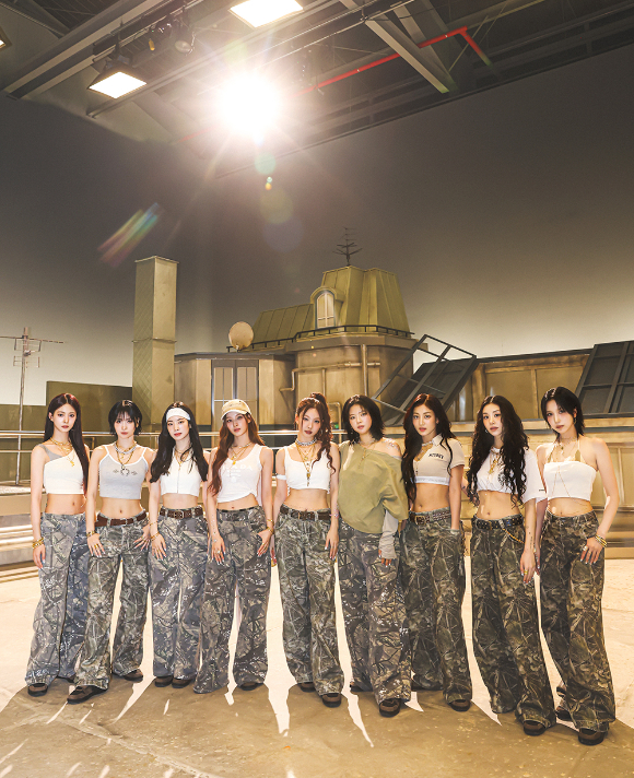 트와이스 신곡 뮤직비디오 비하인드 이미지 [사진=JYP엔터테인먼트]