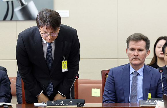 박대준 쿠팡 대표가 2일 서울 여의도 국회에서 열린 과학기술정보방송통신위원회 전체회의에 출석해 고개 숙여 인사를 하고 있다. 사진은 왼쪽부터 박대준 쿠팡 대표, 브랫 매티스 쿠팡 최고정보보호책임자(CISO). [사진=연합뉴스]