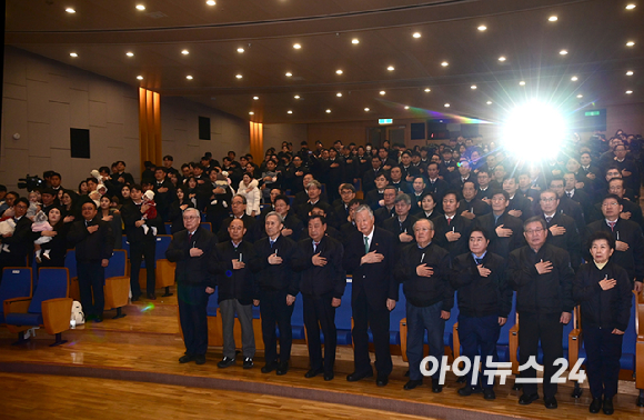 이중근 부영그룹 회장이 5일 서울 중구 세종대로 부영태평빌딩에서 열린 2026년 부영그룹 시무식 및 출산장려지원 행사에서 출산장려지원금 혜택을 받은 직원 자녀에게 인사하고 있다. [사진=정소희 기자]