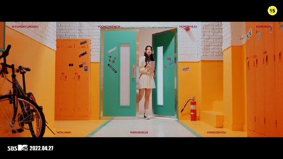 클라씨(CLASS:y)의 데뷔곡 'SHUT DOWN' 뮤직비디오 티저가 공개돼 관심을 모으고 있다. [사진=클라씨 'SHUT DOWN' MV 티저 영상 캡쳐]