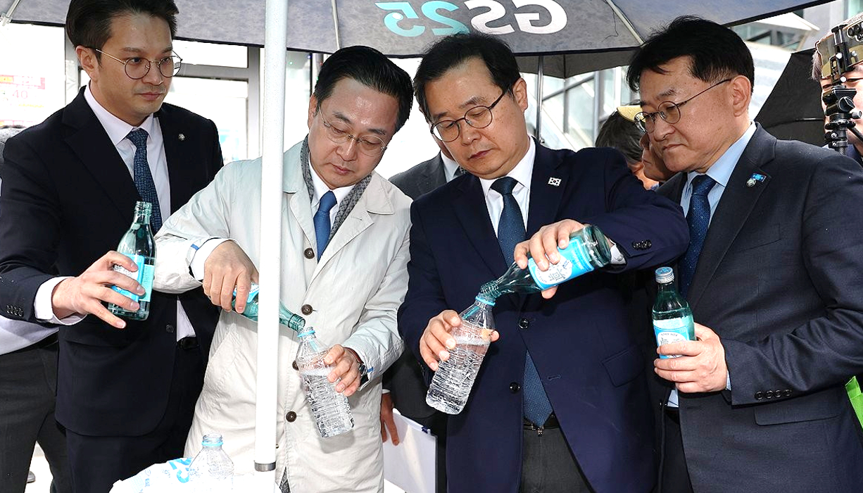 지난 4월 28일 국회 윤석열 정권 정치검찰 조작기소 의혹 사건 진상규명 국정조사특별위원회 제11차 전체회의에서 열린 종합 청문회에 정성호 법무부 장관이 증인으로 출석해 턱을 괴고 있다. 2026.4.28 [사진=연합뉴스]