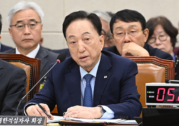 김철수 대한적십자사 회장이 22일 서울 여의도 국회에서 열린 보건복지위원회의 대한적십자사 등에 대한 2025 국정감사에서 질의에 답변하고 있다. [사진=곽영래 기자]