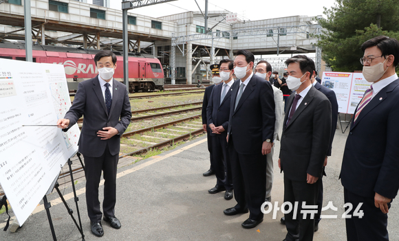 윤석열 대통령 당선인이 28일 오후 충남 천안역에서 수도권 광역급행철도 GTX-C 노선 연장 관련 브리핑을 받고 있다. [사진=인수위 사진기자단]