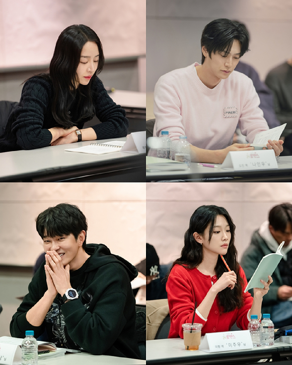 신혜선, 나인우, 윤균상, 이주우가 '24분의 1 로맨스' 대본리딩에서 포즈를 취하고 있다. [사진=넷플릭스]