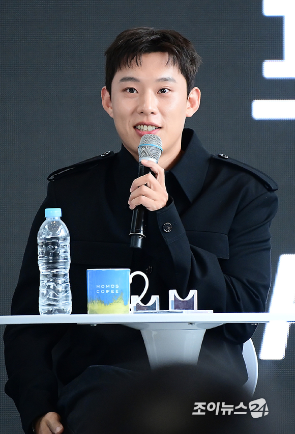 배우 한소희와 전종서가 18일 부산광역시 해운대구 우동 영화의 전당에서 열린 제30회 부산국제영화제(BIFF) 오픈 토크 '프로젝트 Y' 행사에 참석하고 있다. [사진=정소희 기자]