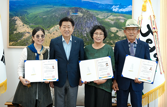 오영훈 제주도지사가 오영희(오른쪽 첫 번째), 송월순(오른쪽 두 번째), 홍양숙(왼쪽 첫 번째) 씨에게 무형유산 신규 보유자 인정서를 수여하고 있다. [사진=제주특별자치도 ]