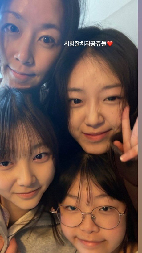 정웅인 아내 이지인 씨와 세 딸 [사진=이지인 씨 SNS]